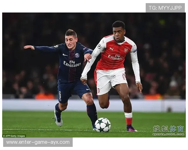 吉鲁角球点破对方禁区防线