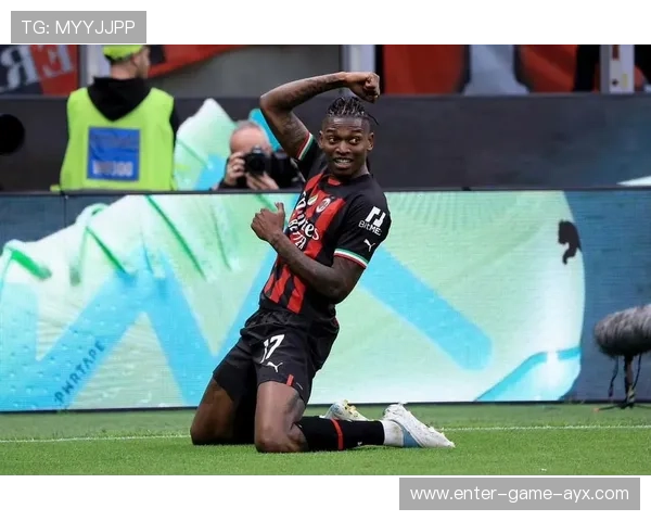 AC米兰围攻发动猛烈攻势,莱奥抽射被挡 AC米兰围攻发动猛烈攻势,莱奥抽射被挡