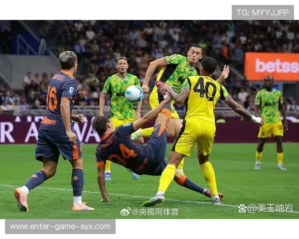 国际米兰进行半场攻防演练 国际米兰进行半场攻防演练