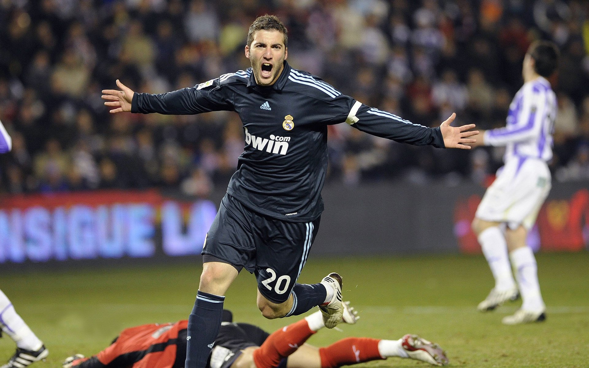 “青少年足球明星巡展启动，激励青年梦想”，青少年足球节目